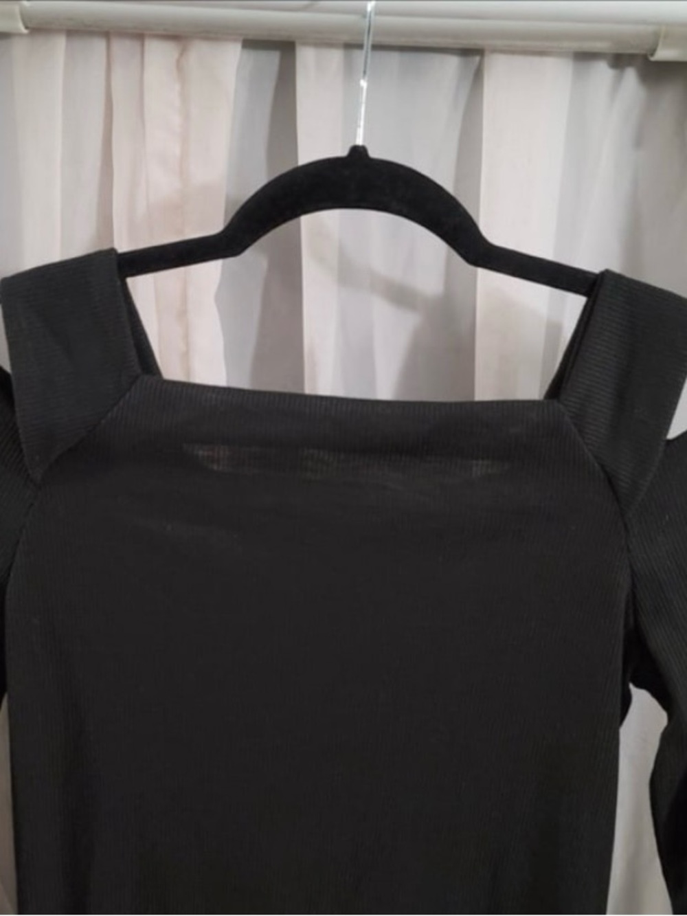 Black Shoulder-Cut Ribbed Dress - Picture 2 of 4